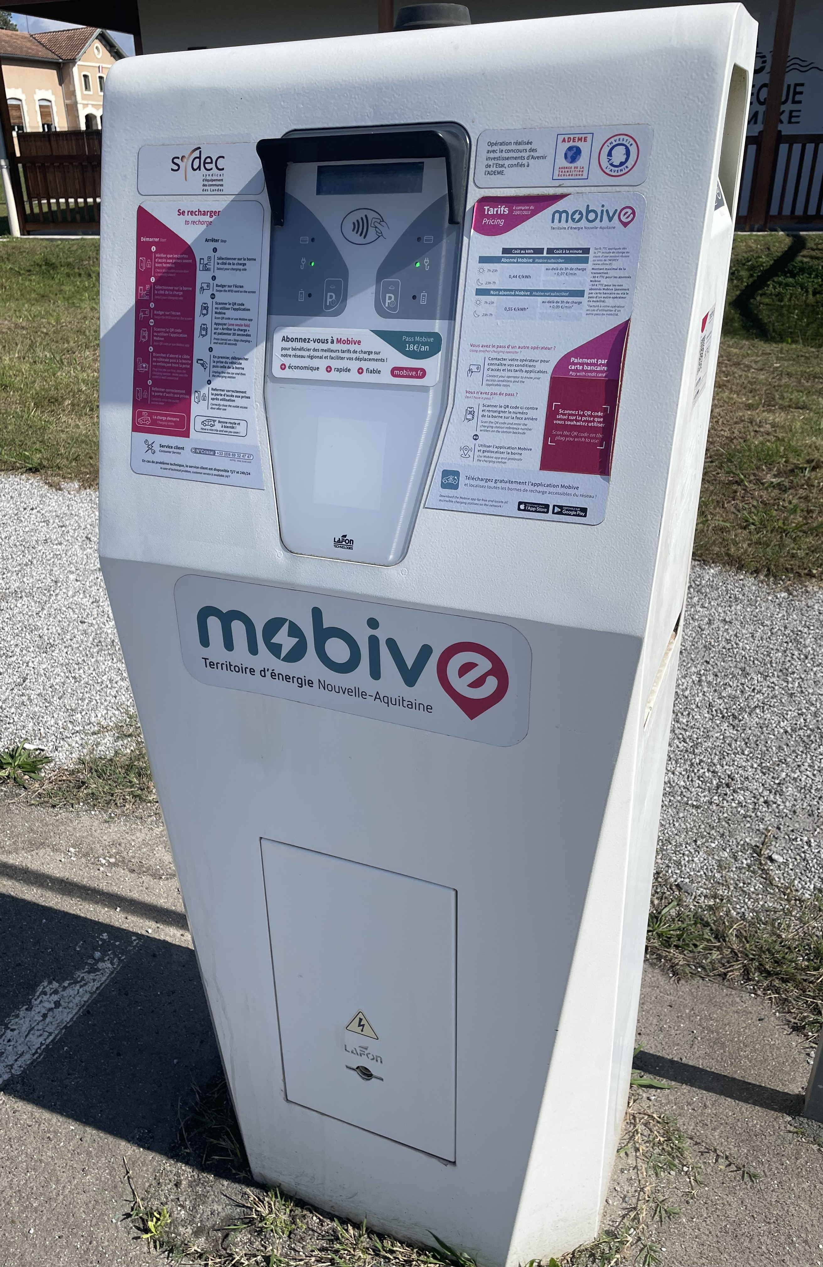 Borne de recharge_véhicules électriques.JPG